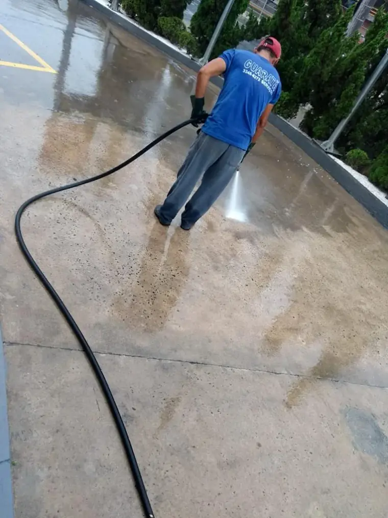 Equipe da Desentupidora Guaratã realizando lavação de pátio